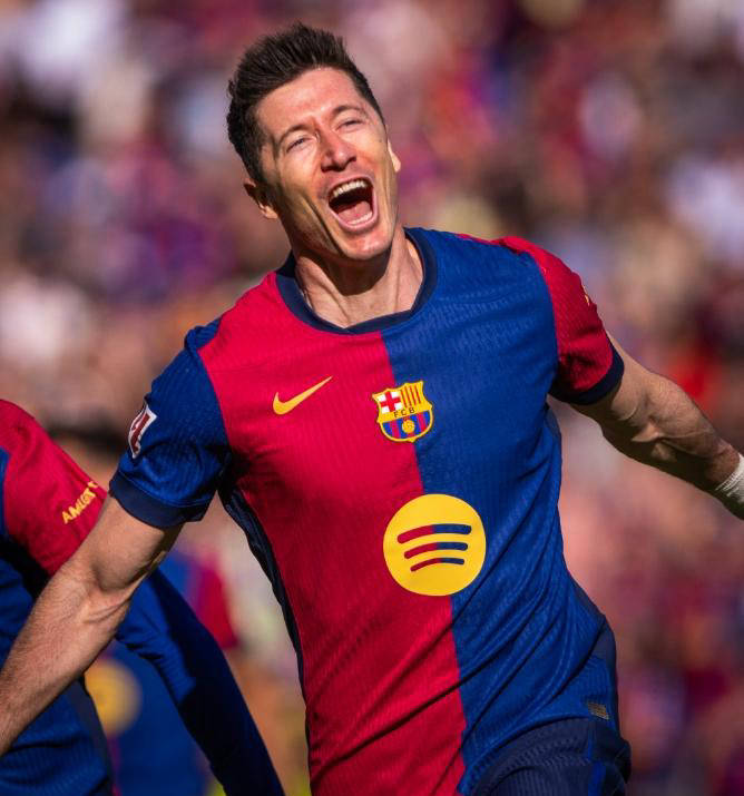 关于莱万多夫斯基连续二十场比赛得分超过大比分获胜，曼联不断突破！观众掌声雷动的信息-九游娱乐